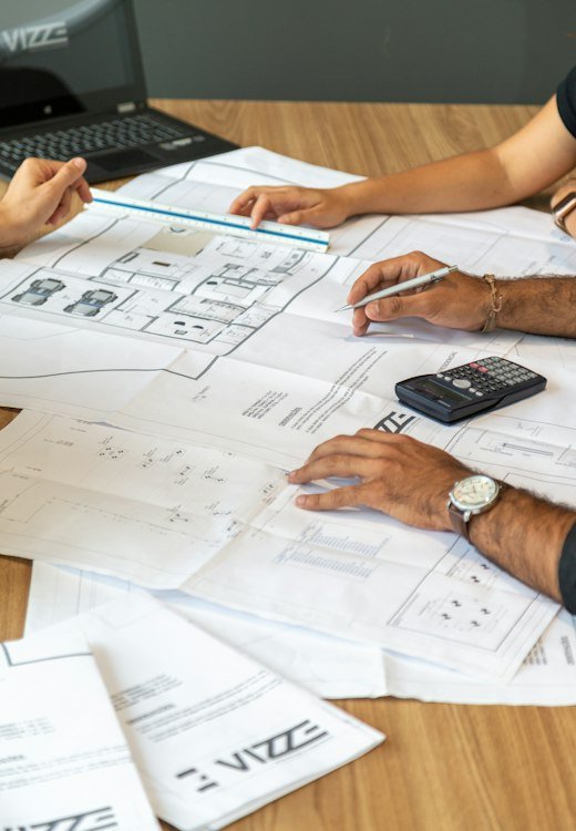 Plans d'exécution étudiés sur une table de travail