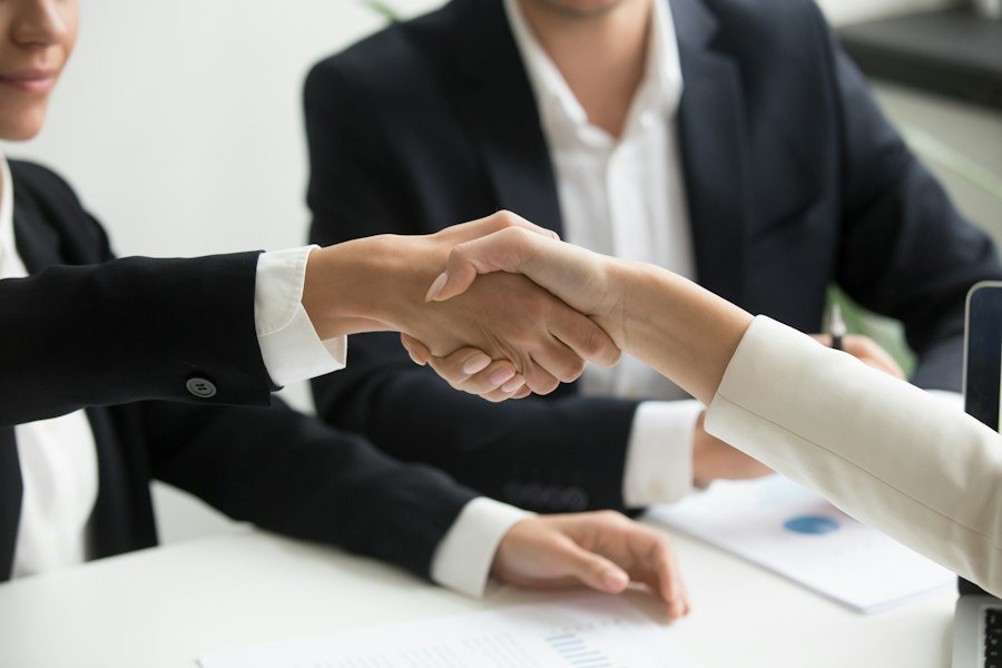 Poignée de main concluant un accompagnement de projet