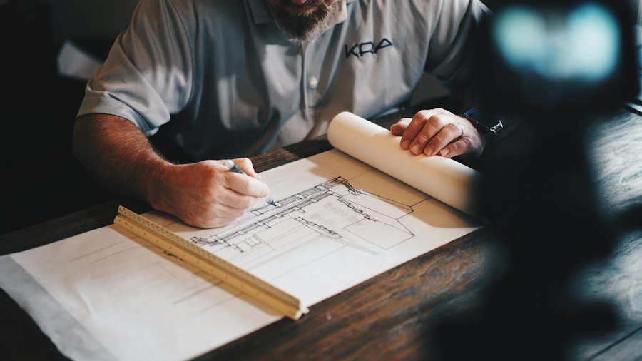 Architecte traçant un plan d'exécution au crayon