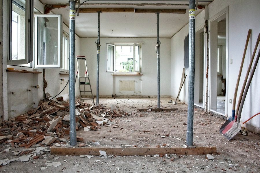 Pièce en cours de réhabilitation, cloisons déposées